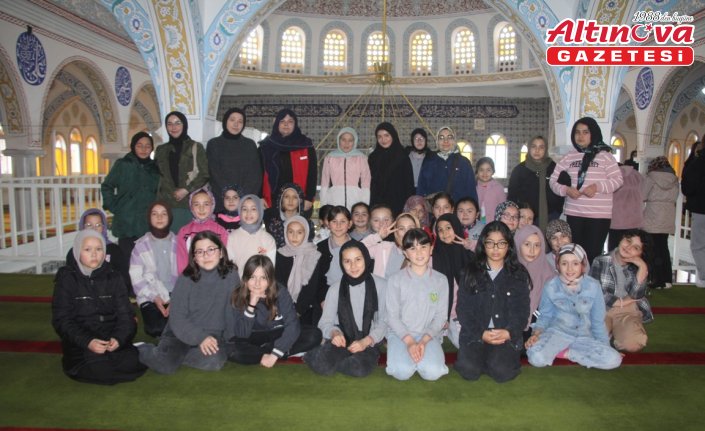 Güce'de çocuklar ve gençler camide buluştu