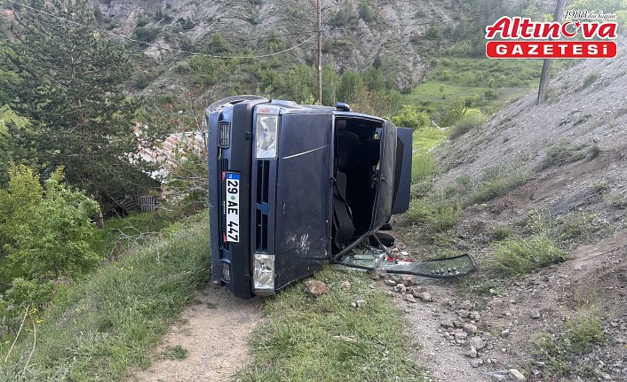 Gümüşhane'de devrilen otomobildeki 4 kişi yaralandı