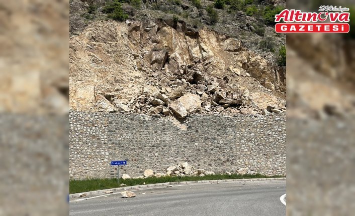 Gümüşhane'de heyelan nedeniyle mahalle yolu ulaşıma kapatıldı