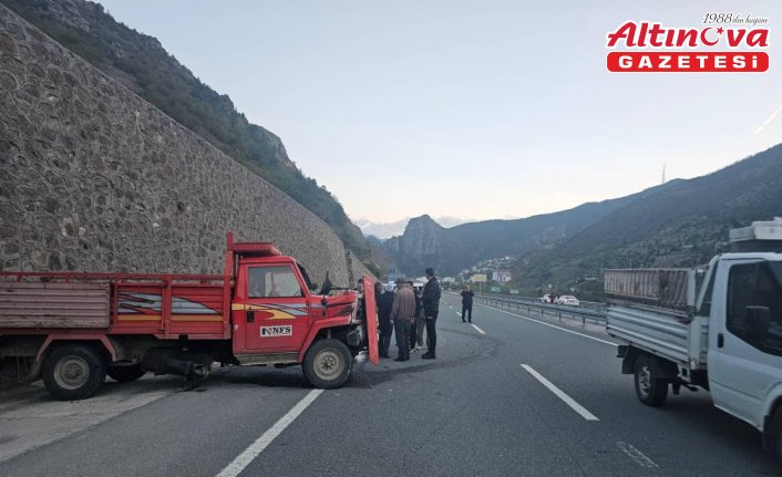 Gümüşhane'de istinat duvarına çarpan kamyonetin sürücüsü yaralandı