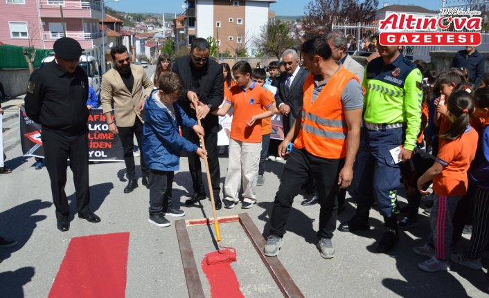 Havza Kaymakamı Ayvat öğrencilerle yaya geçidi boyadı