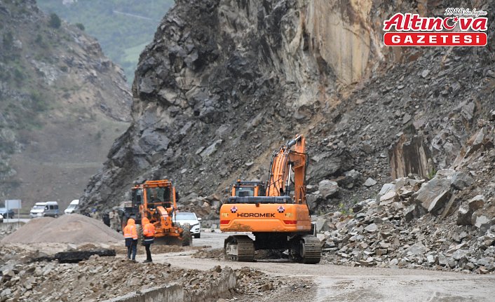 Heyelan nedeniyle kapanan Gümüşhane-Giresun kara yolu ulaşıma açıldı