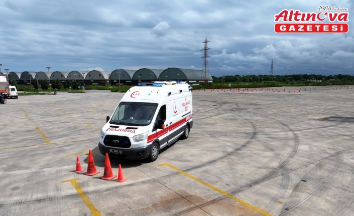 Kadın sağlıkçılar acil durumlarda ambulans direksiyonuna geçmek için eğitim aldı