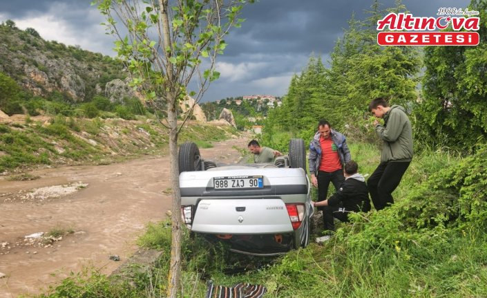 Karabük'te dere kenarına devrilen otomobildeki 5 kişi yaralandı