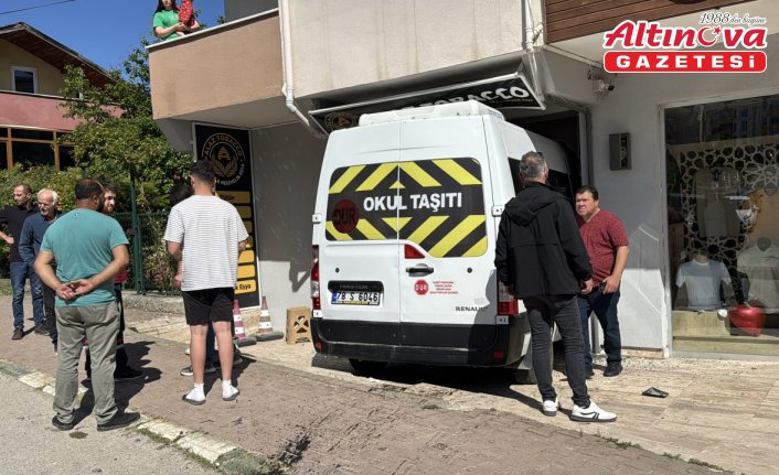 Karabük'te kontrolden çıkan öğrenci servisi iş yerine girdi