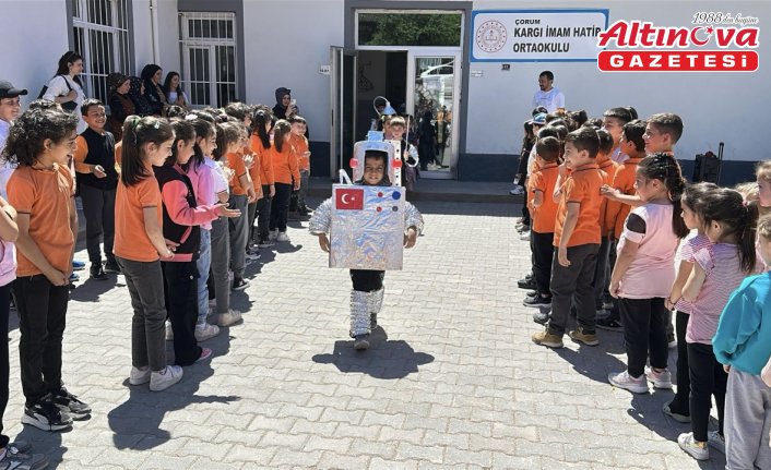 Kargı'da öğrenciler geri dönüşüm defilesi düzenledi