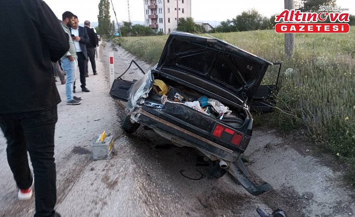 Kastamonu'da bariyerlere çarpan otomobildeki çift yaralandı