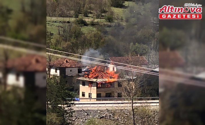 Kastamonu'da 3 katlı bir ev yandı