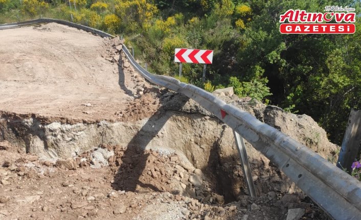 Kastamonu'da Cide-İnebolu kara yolu heyelan nedeniyle ulaşıma kapandı