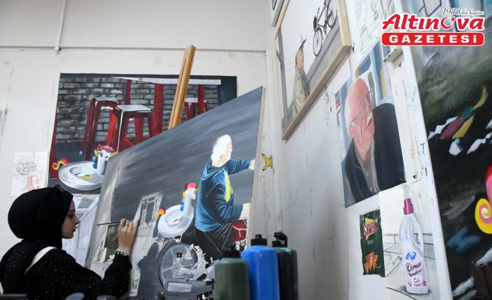 Lisede makine bölümü okudu, çocukluk hayalinin peşinden giderek ressamlığa yöneldi