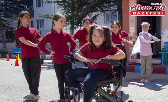 Özel gereksinimli Gizem Serra, tekerlekli sandalyesiyle halk oyunları ekibine dahil oldu