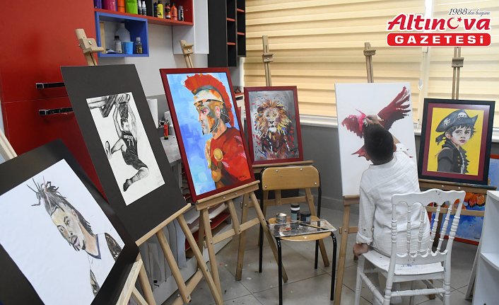 Renkleri ahenkle tuvale yansıtan küçük ressamlar, eserlerini sergilemenin mutluluğunu yaşıyor