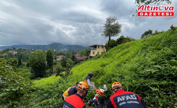 Rize'de çay bahçesinde ot temizlerken yamaçtan düşen kişi yaralandı