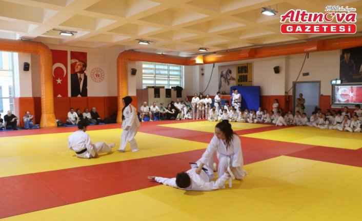 Rize'de iki anne çocuklarının ardından aikidoya başladı