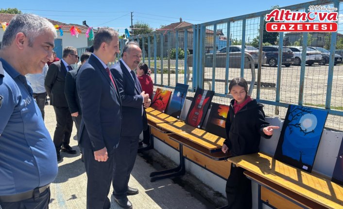 Salıpazarı ilçesinde öğrenciler resim sergisi açtı