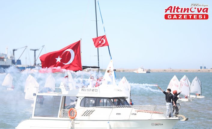 Samsun'da Türk bayrakları ve Atatürk posterleriyle süslenen gemilerle geçit töreni yapıldı