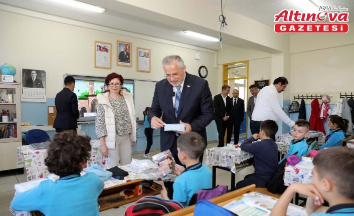 Bafra'da “Tarih Yazan Çocuklar Projesi“ kapsamında öğrencilere kitap dağıtıldı