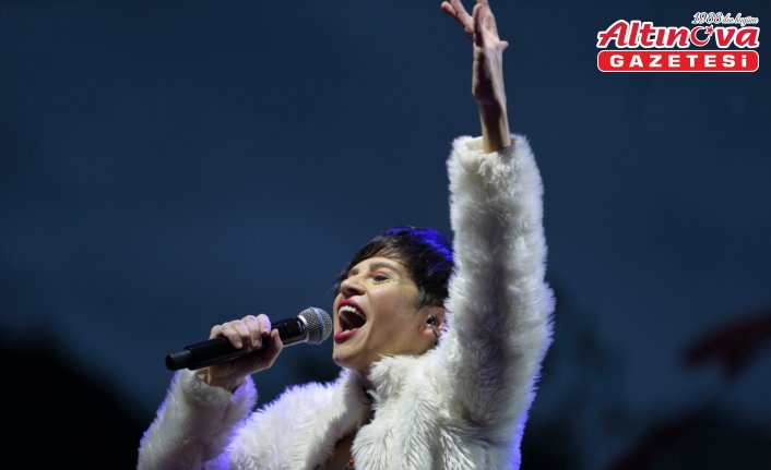 Şarkıcı Aydilge, Samsun'da sağanak altında konser verdi