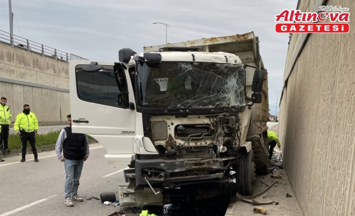 Sinop'ta alt geçit duvarına çarpan kamyonun sürücüsü yaralandı