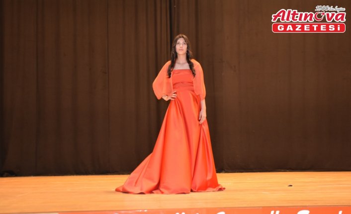 Sinop’ta “Geçmişten günümüze “Sinop Kırmızısı” temalı defile düzenlendi