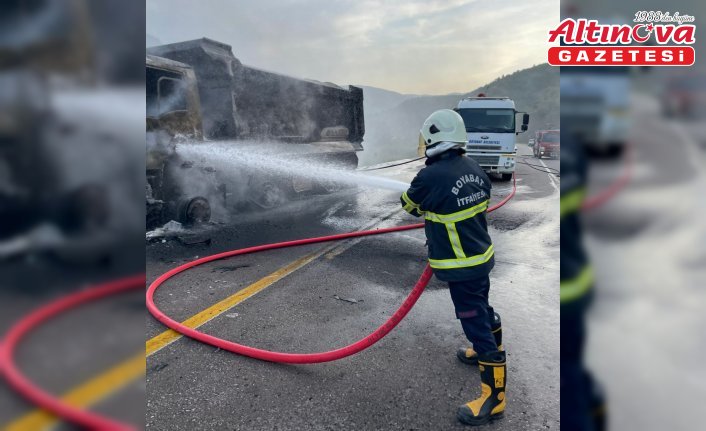 Sinop'ta seyir halindeyken alev alan kamyon tamamen yandı