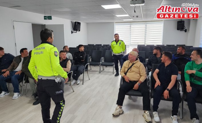 Suluova'da motosikletli kuryelere güvenli motosiklet sürüş eğitimi verildi