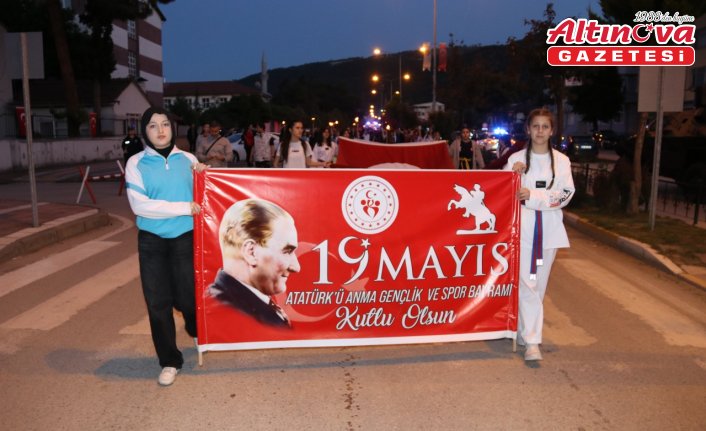 Taşova’da fener alayı ve bayrak yürüyüşü düzenlendi