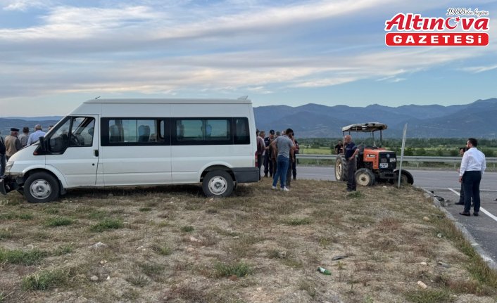 Tokat'ta minibüs ile traktörün çarpıştığı kazada 7 kişi yaralandı