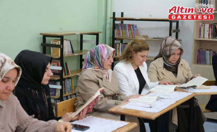 Tokat'ta öğretmenler ve anneler, kütüphanede birlikte kitap okuyor