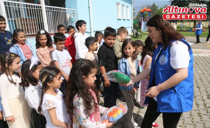 Tokat'ta üniversite öğrencileri, yaptıkları oyuncak ve takıları köy okulunda dağıttı