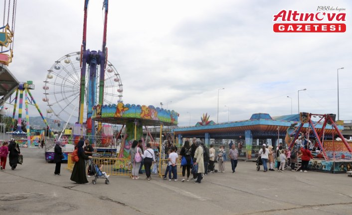 Trabzon'da çocuklar lunaparkta ücretsiz eğlendi