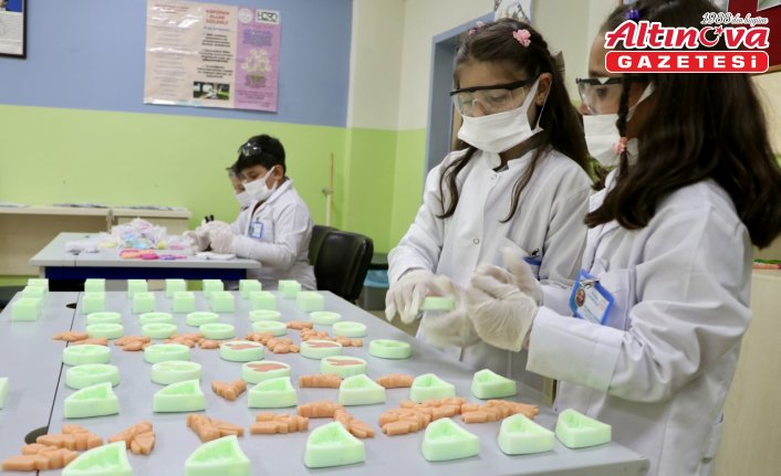 Trabzon'da ilkokul öğrencileri kokulu sabun üretiyor