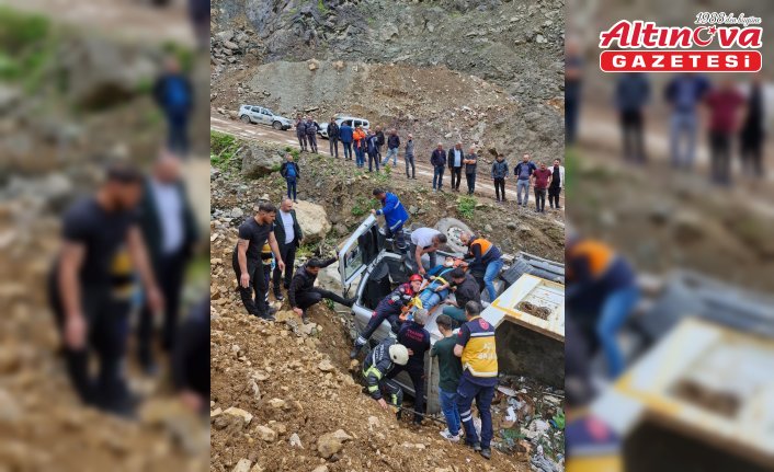 Trabzon'da şarampole devrilen kamyonun sürücüsü yaralandı