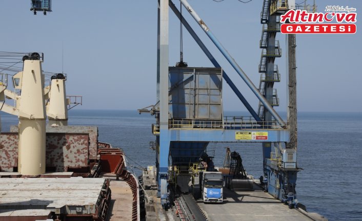 Ukrayna'dan gelen tahıl yüklü insani yardım gemisi Samsun'da karşılandı