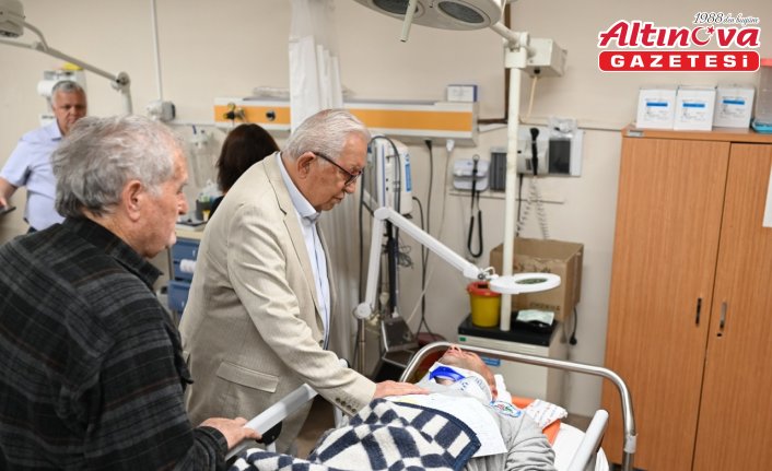 Zonguldak'ta freni arızalanan kamyonet garaja çarptı, 2 kişi yaralandı