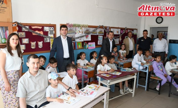 Alaçam ilçesinde 2 bin 411 öğrenci karnelerini alarak tatile girdi