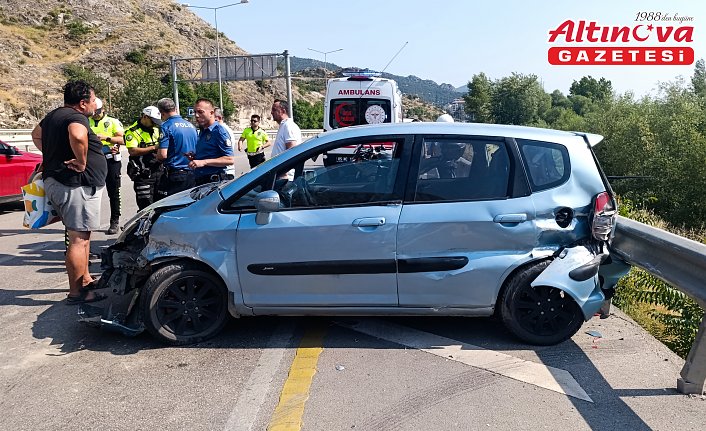 Amasya'da bariyere çarpan otomobildeki 4 kişi yaralandı