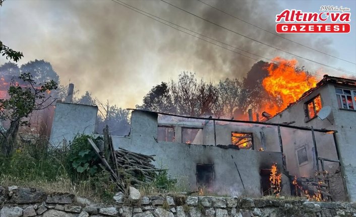 Amasya'da çıkan yangında 4 ev kullanılamaz hale geldi