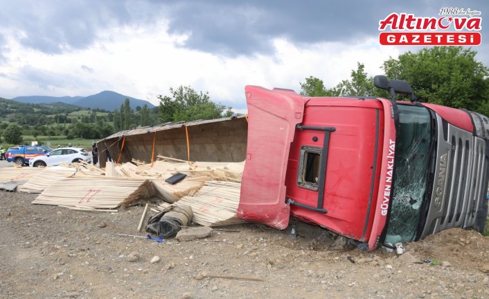 Amasya'da devrilen tırdaki 2 kişi yaralandı