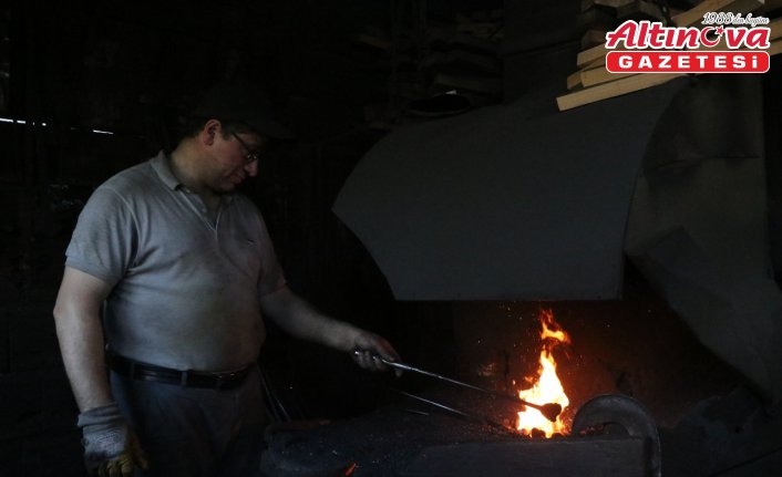 Baba mesleği demirciliği eşinin desteğiyle sürdürüyor