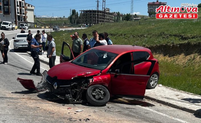 Bayburt'ta kamyon ve otomobilin çarpıştığı kazada 4 kişi yaralandı