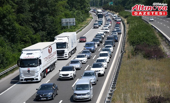 Bayram tatilinden dönen sürücüler, Bolu ve Düzce'de akıcı yoğunluk oluşturuyor
