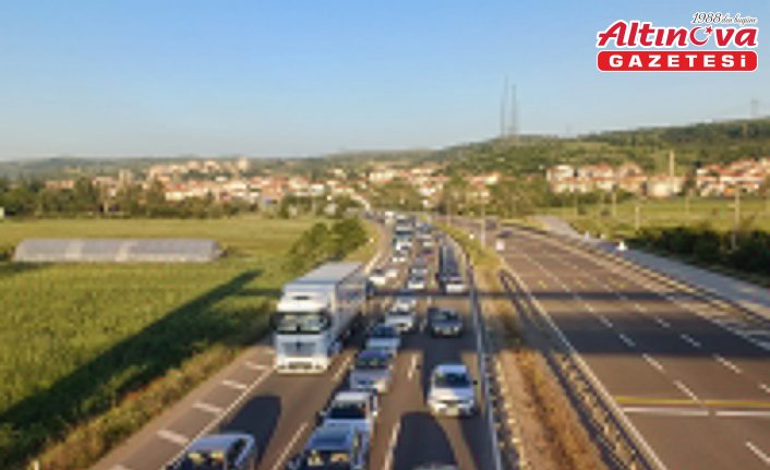 Bayram tatilinden dönenlerin yollarda oluşturduğu yoğunluk sürüyor