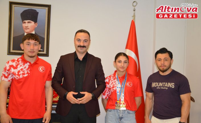 Bilek güreşi şampiyonundan Ayvat ve İkiz'e ziyaret