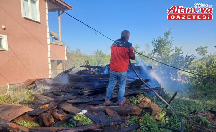 Bolu'da çıkan yangında odunluk kullanılamaz hale geldi