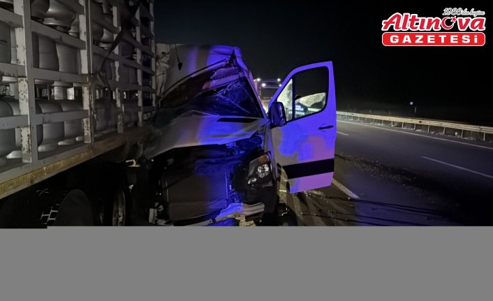 Bolu'da tüp yüklü kamyona çarpan minibüsteki 16 kişi yaralandı