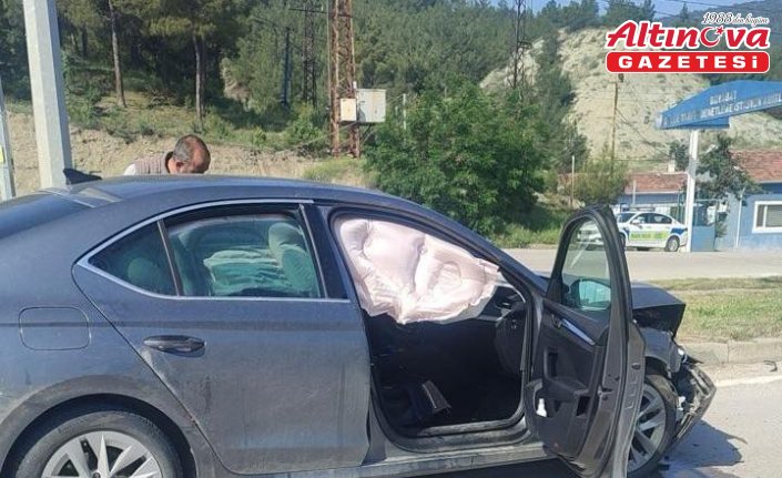 Boyabat'ta iki otomobilin çarpıştığı kazada 2 kişi yaralandı