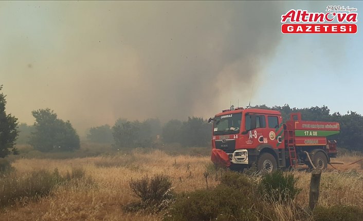 Çanakkale'de tarım arazisinden ormanlık alana sıçrayan yangına müdahale ediliyor