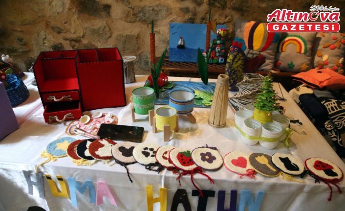 Çöpte bulduğu şemsiyeyi taş baskı sanatıyla kullanılabilir hale getirdi