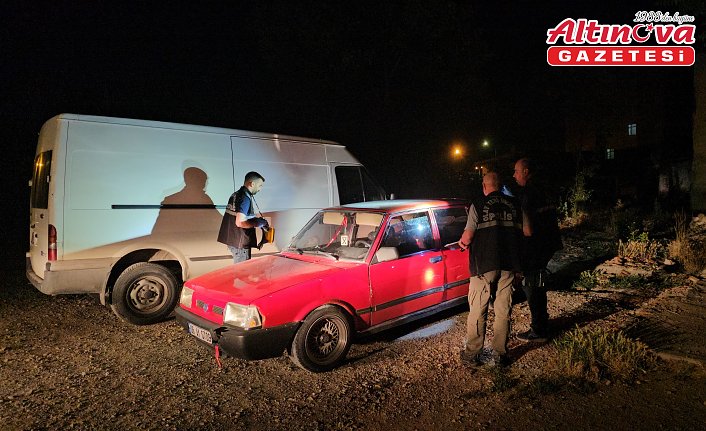 Çorum’da park halindeki otomobili çalan 2 şüpheli yakalandı